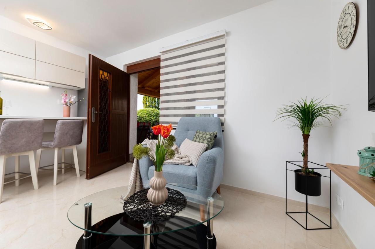 Apartman "Ela" นยีวีเซ ภายนอก รูปภาพ