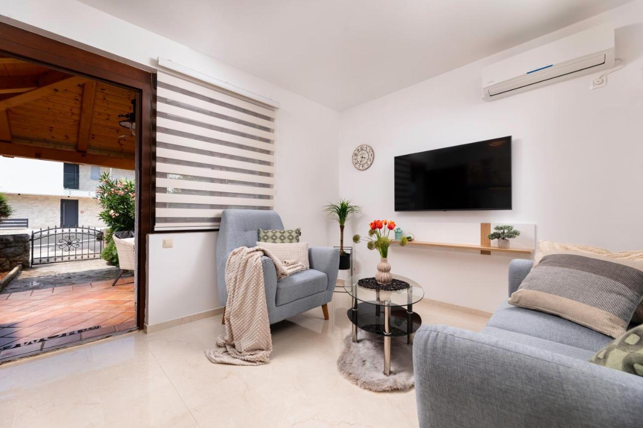 Apartman "Ela" นยีวีเซ ภายนอก รูปภาพ