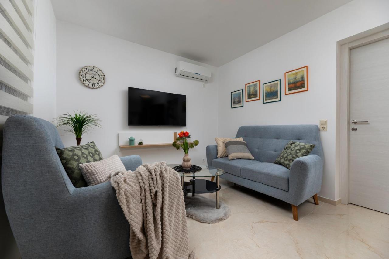 Apartman "Ela" นยีวีเซ ภายนอก รูปภาพ