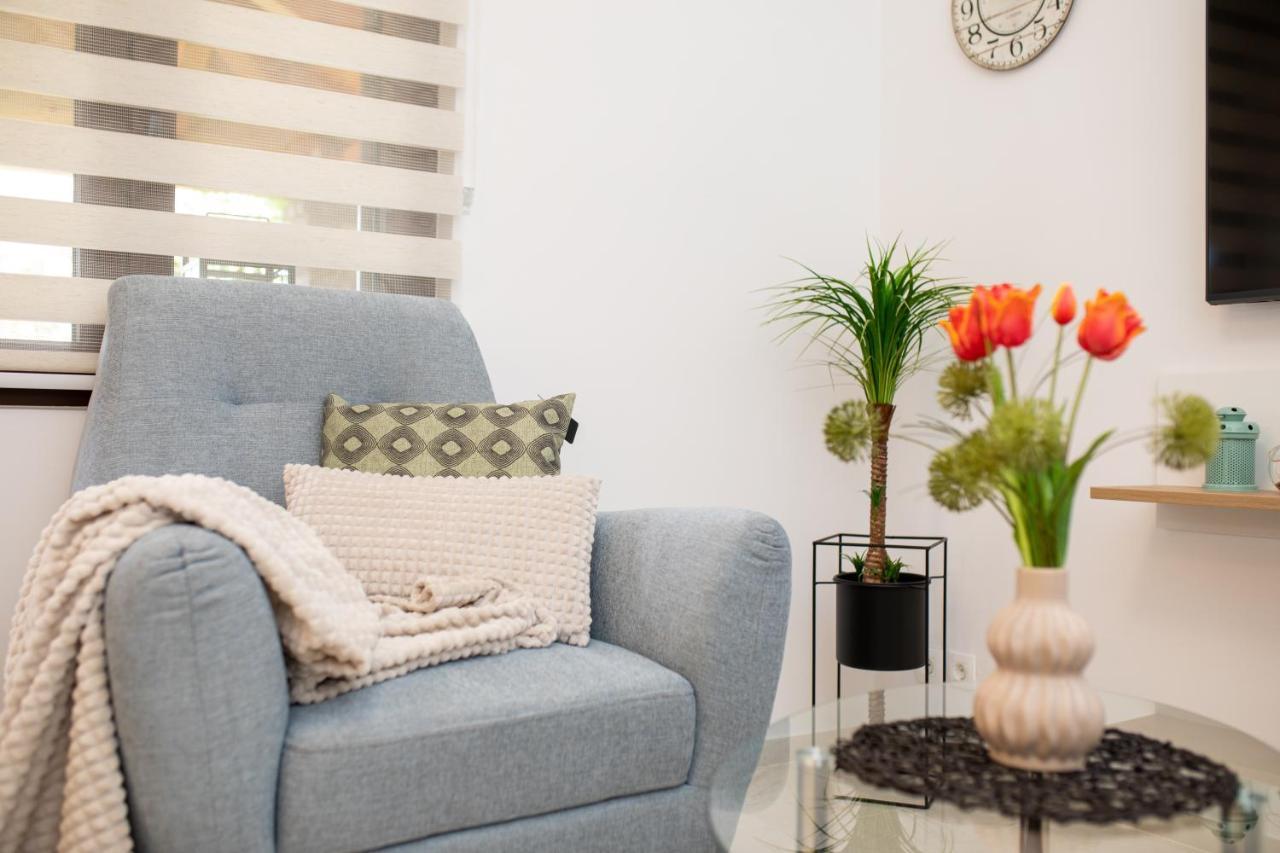 Apartman "Ela" นยีวีเซ ภายนอก รูปภาพ