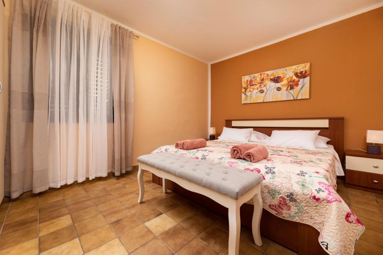 Apartman "Ela" นยีวีเซ ภายนอก รูปภาพ