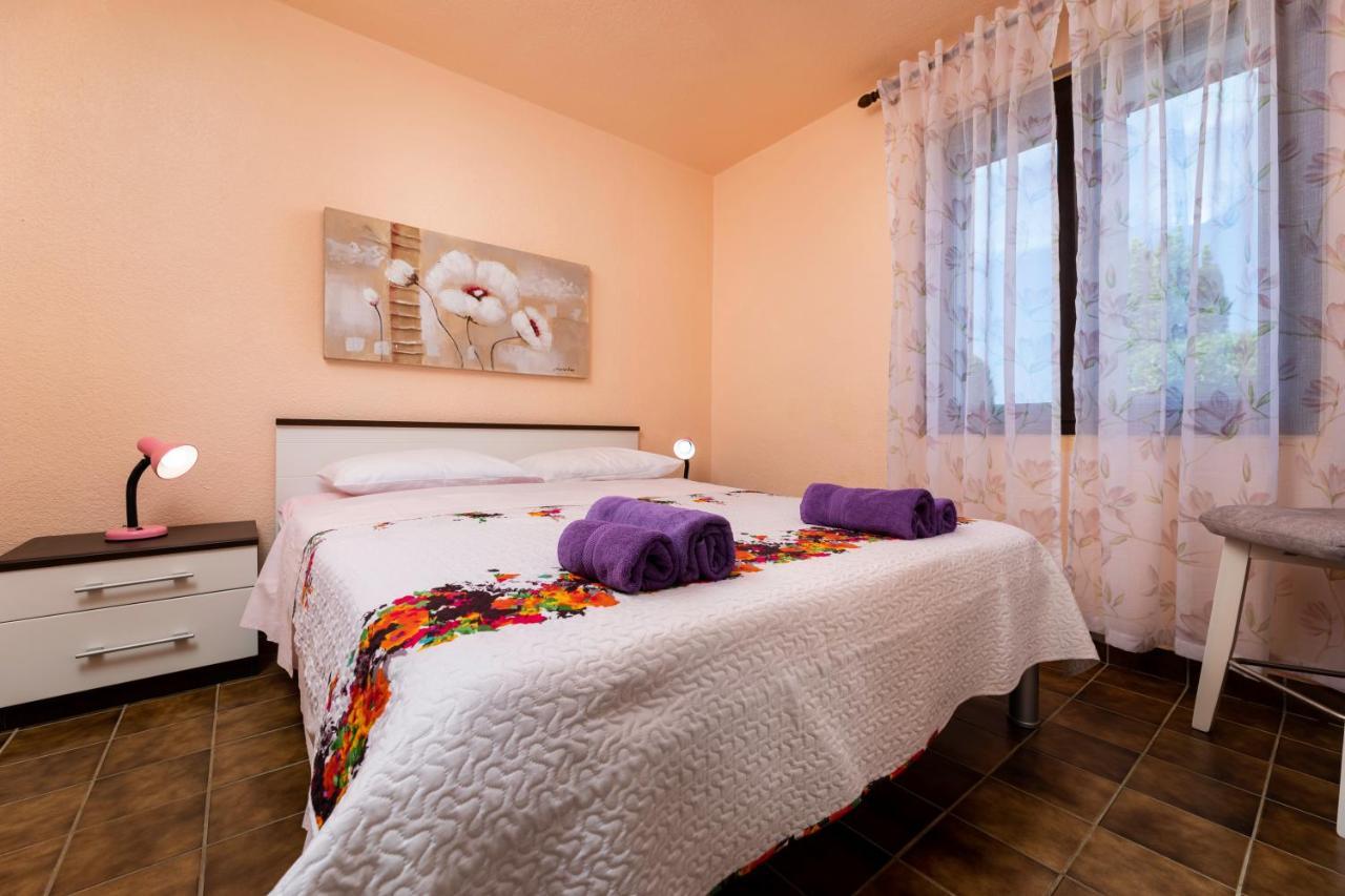 Apartman "Ela" นยีวีเซ ภายนอก รูปภาพ