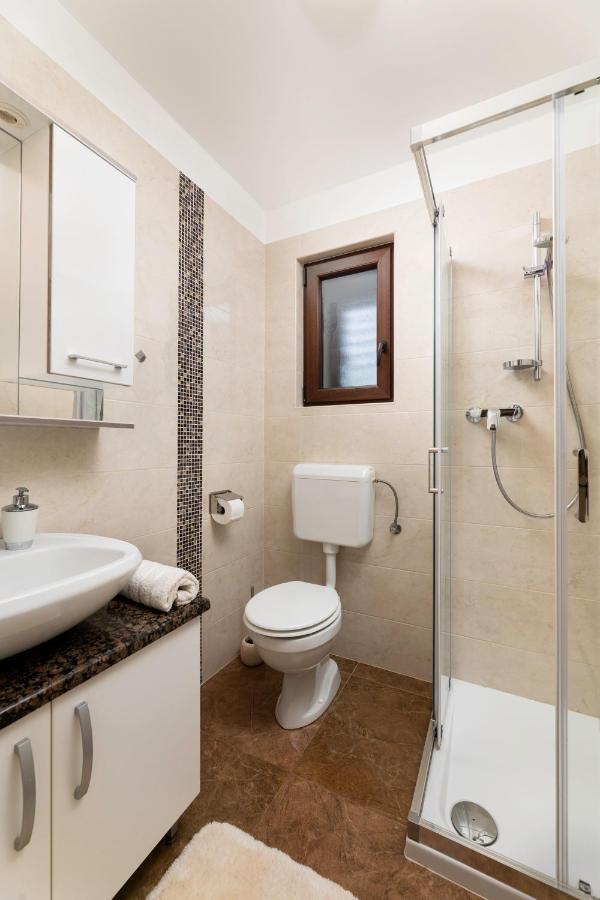 Apartman "Ela" นยีวีเซ ภายนอก รูปภาพ
