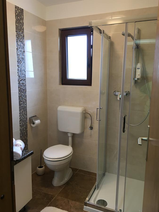 Apartman "Ela" นยีวีเซ ภายนอก รูปภาพ